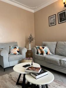 Sala de estar con 2 sofás y mesa de centro en Escape room, en Kampala