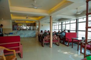eine Gruppe von Personen, die in einem Restaurant an Tischen sitzen in der Unterkunft Hotel Kedarnath in Kathmandu