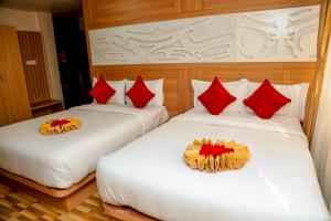 سرير أو أسرّة في غرفة في Hotel Kedarnath