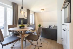 TV a/nebo společenská místnost v ubytování Villa Dornkamp 4 - Luxuriöse Ferienwohnung für 4 Personen inklusive Balkon und Sauna