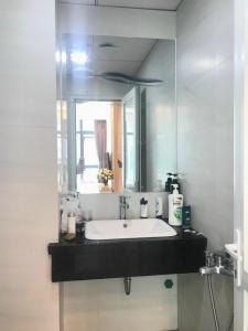 uma casa de banho com um lavatório e um espelho em Căn 3502- Tòa 2A Mường Thanh Viễn Triều em Nha Trang