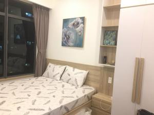 um pequeno quarto com uma cama e um quadro na parede em Căn 3502- Tòa 2A Mường Thanh Viễn Triều em Nha Trang