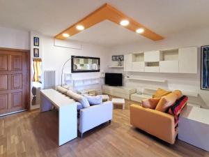 sala de estar con 2 sofás y TV en Comodo appartamento Casa Razzoli en Palau
