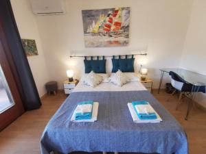 a bedroom with a bed with two towels on it at Comodo appartamento Casa Razzoli in Palau