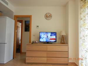 TV de pantalla plana en la parte superior de un tocador en Apartment Parque Central, en Estepona