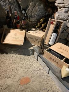 Um monte de caixas de vinho sentadas numa mesa. em Bed & Breakfast Casa Marinella em Lenna