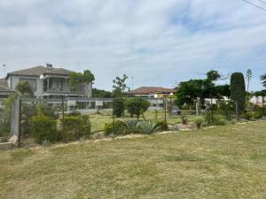 a yard with a house in the background at Clerhatha Guesthouse in Acornhoek