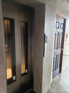 un pasillo con dos puertas en un edificio en Ramos Hello Stay Cebu, en Cebú