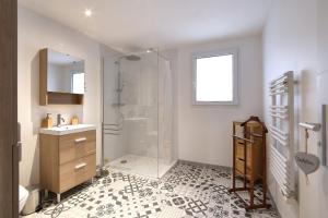 a bathroom with a shower and a sink at Au coeur des 3 bâgé in Bâgé-la-Ville