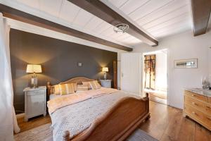 a bedroom with a large wooden bed in a room at Elbparadies in Stade