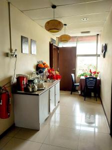 uma cozinha com um balcão e uma mesa num quarto em MB Budget Hotel em Kota Kinabalu