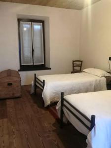 um quarto com duas camas e uma janela em Apartment Madonna Del Sasso/Piemont 22865 em Madonna del Sasso