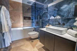 La salle de bains est pourvue d'un lavabo et de toilettes. dans l'établissement סוויטות בוטיק נעמי, à Netu'a