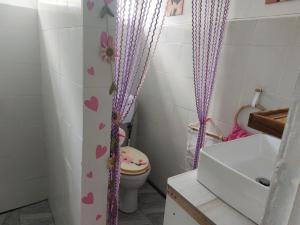 Koupelna v ubytování Chambre D'hote PLACE DES AMOUREUX