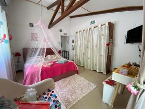 Postel nebo postele na pokoji v ubytování Chambre D'hote PLACE DES AMOUREUX + 37 fotografií