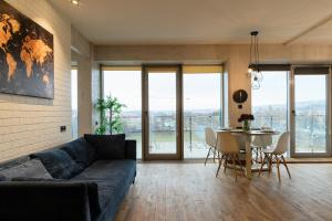 ウージュホロドにあるLuxury Apartments VENECIAのソファとテーブルのあるリビングルーム