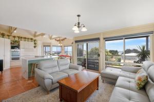 Η κουζίνα ή μικρή κουζίνα στο Oceanview Family Retreat +12 φωτογραφίες
