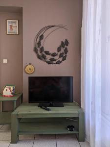 a flat screen tv on a table in a living room at F3 en bord de mer avec piscine in Cerbère