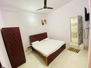 um pequeno quarto com uma cama e um tecto em Rita Shree Homestay At Ayodhya Highway em Sultānpur