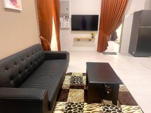 ein Wohnzimmer mit einem Sofa und einem Tisch in der Unterkunft Rumah Tok Wan Dee (Suite 1 Room) 2024 in Wakaf Baharu