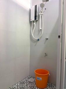 eine Dusche mit einem orangenen Eimer im Bad in der Unterkunft Rumah Tok Wan Dee (Suite 1 Room) 2024 in Wakaf Baharu