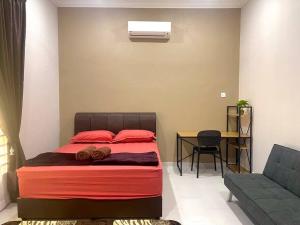 ein Schlafzimmer mit einem Bett und einem Sofa in der Unterkunft Rumah Tok Wan Dee (Suite 1 Room) 2024 in Wakaf Baharu