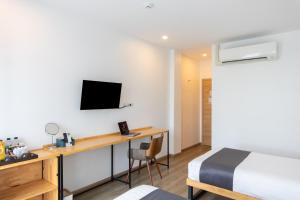 Ananzitra Hotel的电视和/或娱乐中心