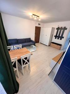 プシェムィシルにあるmieszkanie 2 pokoje, Przemyśl, parterの青いソファとテーブルのあるリビングルーム