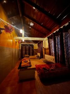 Cette chambre comprend 2 lits et des rideaux. dans l'établissement Kirola hotels, à Rāmgarh