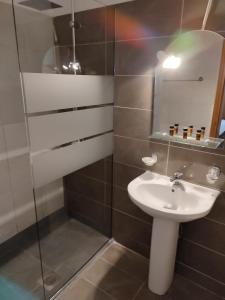 W łazience znajduje się umywalka i prysznic. w obiekcie Nikos Apartments w mieście Ormos Panagias