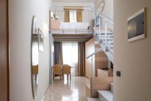 Pokój ze schodami i jadalnią w obiekcie Blu Hotel - Sure Hotel Collection by Best Western w mieście Collegno