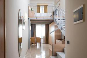 una stanza con scala e sala da pranzo di Blu Hotel - Sure Hotel Collection by Best Western a Collegno