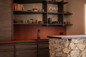 una cocina con fregadero y estanterías con platos en Oberortlhof - Juval, en Castelbello