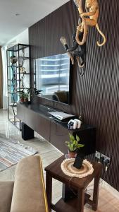 een woonkamer met een bureau en een spiegel bij Joyful Journeys in Dubai