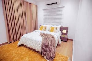 una camera da letto con un letto coperto di Harmony Villa a Tema