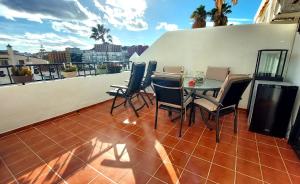 a patio with a table and chairs on a balcony at Estudio PasoDoble. Pueblo Evita in Benalmádena