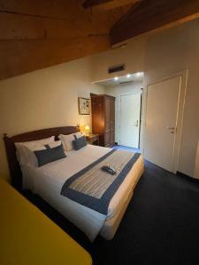 A bed or beds in a room at Hotel Villa Savoia