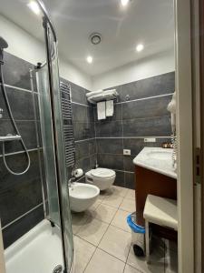 A bathroom at Hotel Villa Savoia Még 28 kép