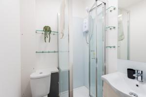 Phòng tắm tại Cozy 1 Bedroom apartment, 30 mins to Oxford street by tube C