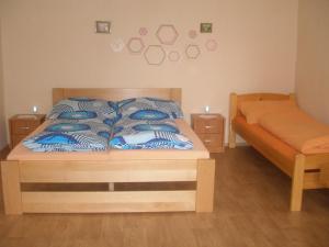 - une chambre avec un lit et deux lits jumeaux dans l'établissement Chalupa Iveta, à Oščadnica