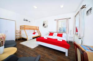 um quarto com 2 camas e almofadas vermelhas em Chalupa EDEN Harrachov em Harrachov
