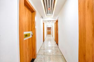 un couloir d'un immeuble de bureaux avec un couloir dans l'établissement FabHotel Nobel Inn, à Ahmedabad
