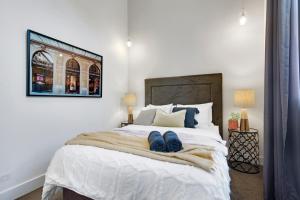 Ένα ή περισσότερα κρεβάτια σε δωμάτιο στο Heritage Luxury Apartment-Footy & CBD