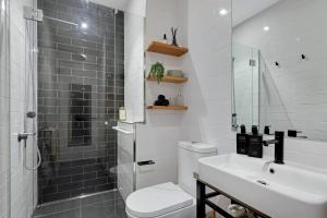 Ett badrum på Heritage Luxury Apartment-Footy & CBD