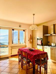 ペルレードにあるLe Palme House Rifugio Romantico & late check-outのキッチン(テーブル、赤いテーブルクロス付)