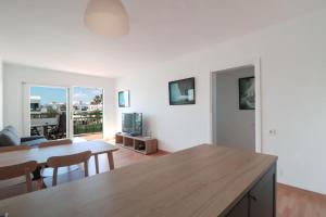 un soggiorno con tavolo e una sala da pranzo di Apartamento recién reformado en la playa a Costa Teguise