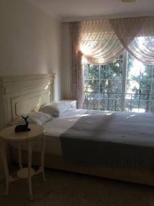 ein Schlafzimmer mit großem Bett und Fenster in der Unterkunft Villa B&D Lou in Fethiye