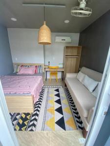 Zimmer mit einem Bett, einem Sofa und einem Tisch in der Unterkunft cinderella home stay in Vĩnh Long