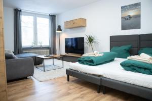 sypialnia z łóżkiem i salon w obiekcie Zentrale Wohnung am Dom - Parkplatz - Netflix w Augsburgu