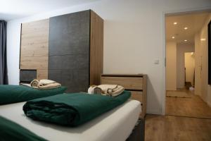 sypialnia z 2 łóżkami i zieloną pościelą w obiekcie Zentrale Wohnung am Dom - Parkplatz - Netflix w Augsburgu